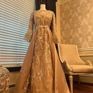 A beautiful elegant dress .